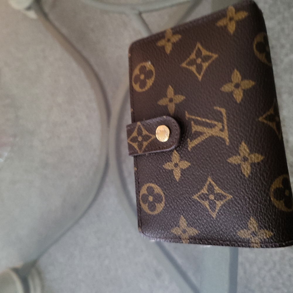 Louie vuttion wallet authentic